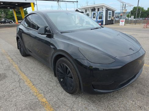 Used 2023 Tesla Model Y AWD image 4