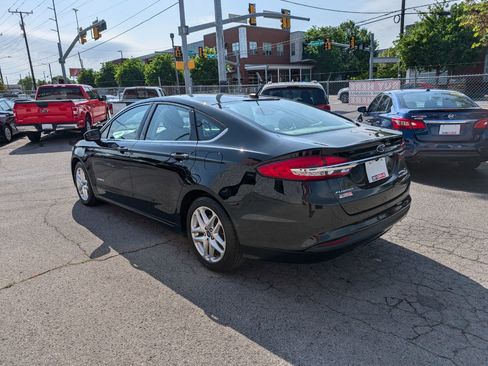 Used 2017 Ford Fusion SE FWD image 8