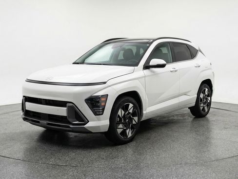 Used 2025 Hyundai Kona SEL FWD image 3