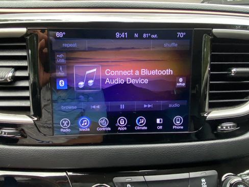 Used 2017 Chrysler Pacifica Touring-L FWD image 28