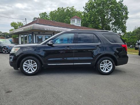 Used 2017 Ford Explorer XLT w/ Equipment Group 201A FWD image 8