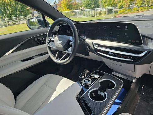 Certified 2024 Cadillac Lyriq Luxury AWD/4WD image 10