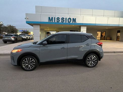 Used 2024 Nissan Kicks SV image 2