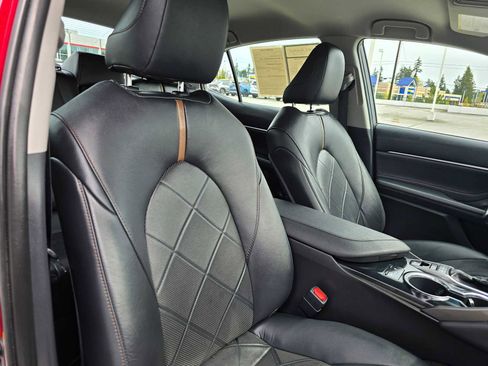 Used 2018 Toyota Camry XLE FWD image 11