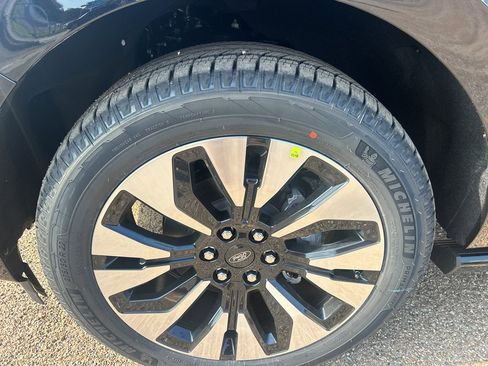 New 2025 Ford Expedition Platinum w/ Driver's Package image 9