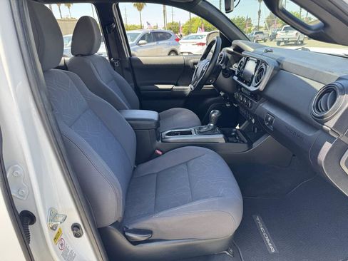 Used 2016 Toyota Tacoma TRD Off-Road AWD/4WD image 14