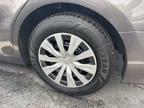 Used 2020 Toyota Camry LE image 27