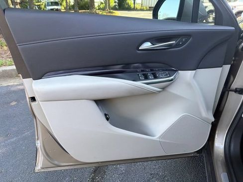 Used 2023 Cadillac XT4 Luxury w/ Cold Weather Package FWD image 10