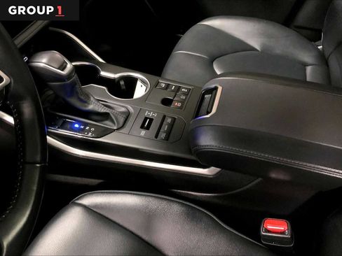 Used 2024 Toyota Highlander XLE image 17