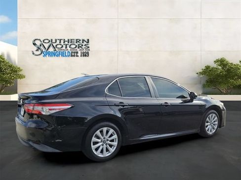 Used 2018 Toyota Camry LE FWD image 5