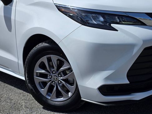 Used 2024 Toyota Sienna LE FWD image 9
