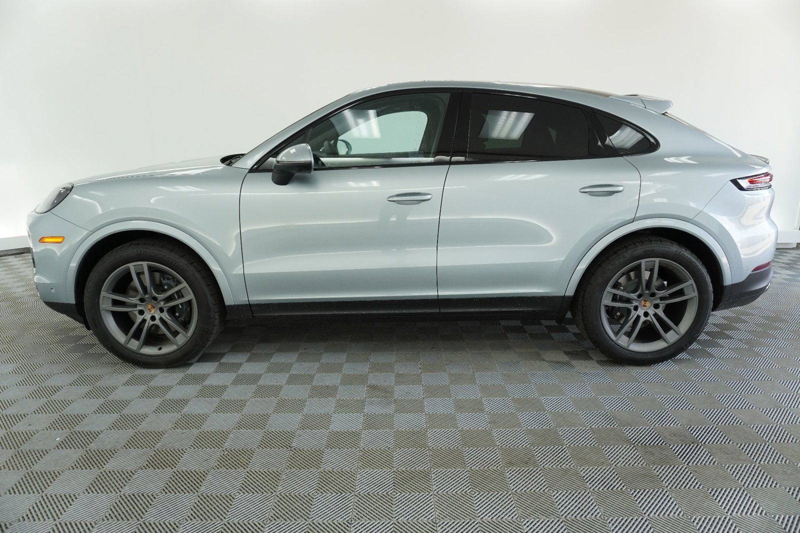 Used 2026 Porsche Cayenne Coupe AWD/4WD image 2