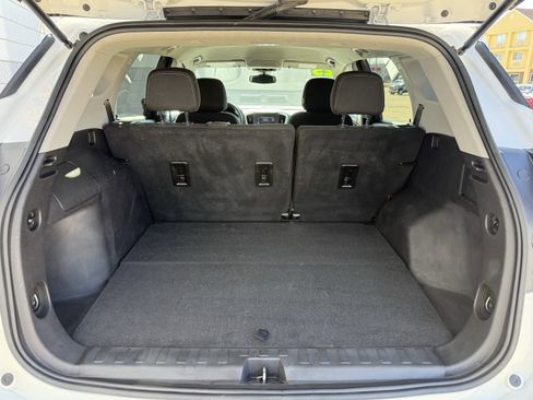 Used 2023 GMC Terrain SLE image 9