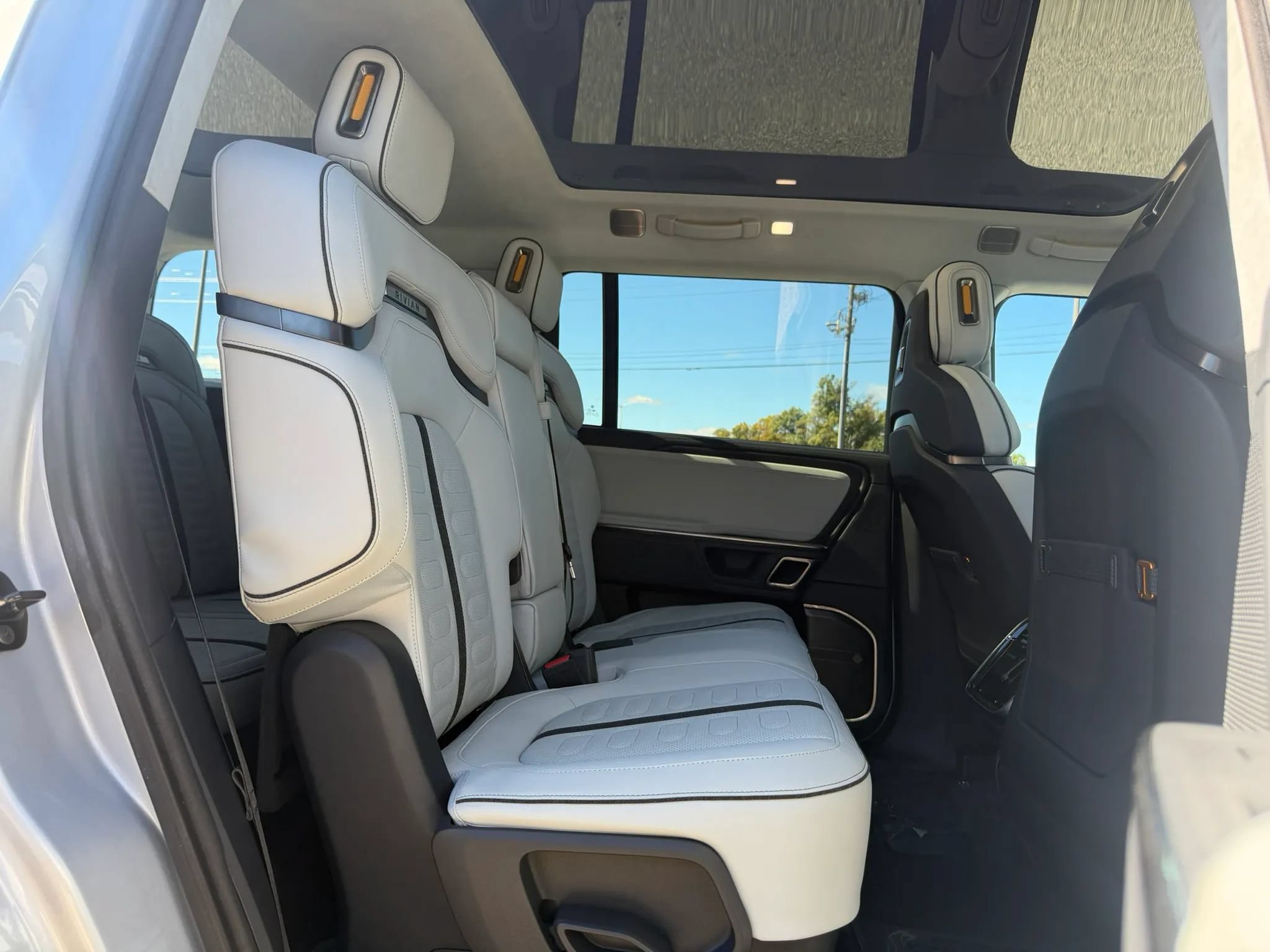 Used 2024 Rivian R1S Adventure Dual AWD/4WD image 18