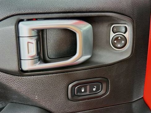 Used 2019 Jeep Wrangler Unlimited Sahara w/ Uconnect 4C Nav & Sound Group AWD/4WD image 18