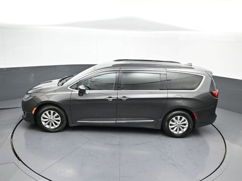 Used 2017 Chrysler Pacifica Touring-L image 41
