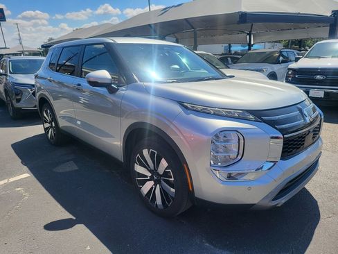 Used 2025 Mitsubishi Outlander SE image 4