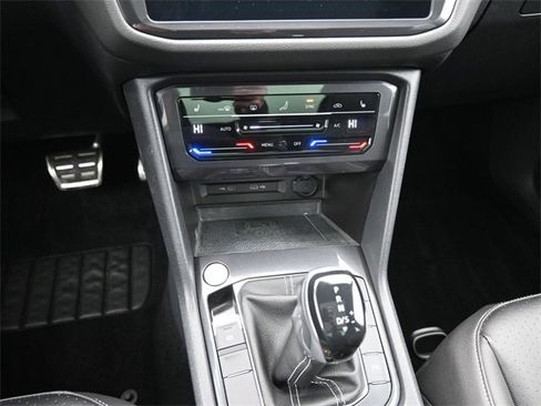 Used 2022 Volkswagen Tiguan SE R-Line image 31