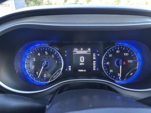 Used 2020 Chrysler Pacifica Touring-L image 10