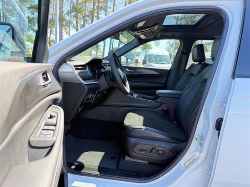 New 2025 Jeep Grand Cherokee Altitude image 4