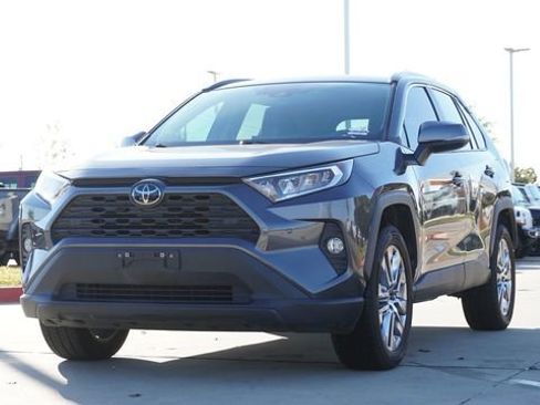 Used 2021 Toyota RAV4 XLE Premium image 3