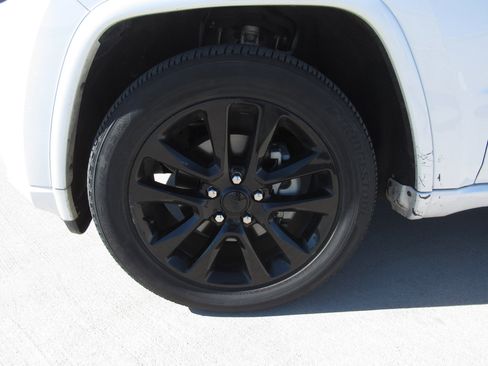 Used 2018 Jeep Grand Cherokee Altitude image 4