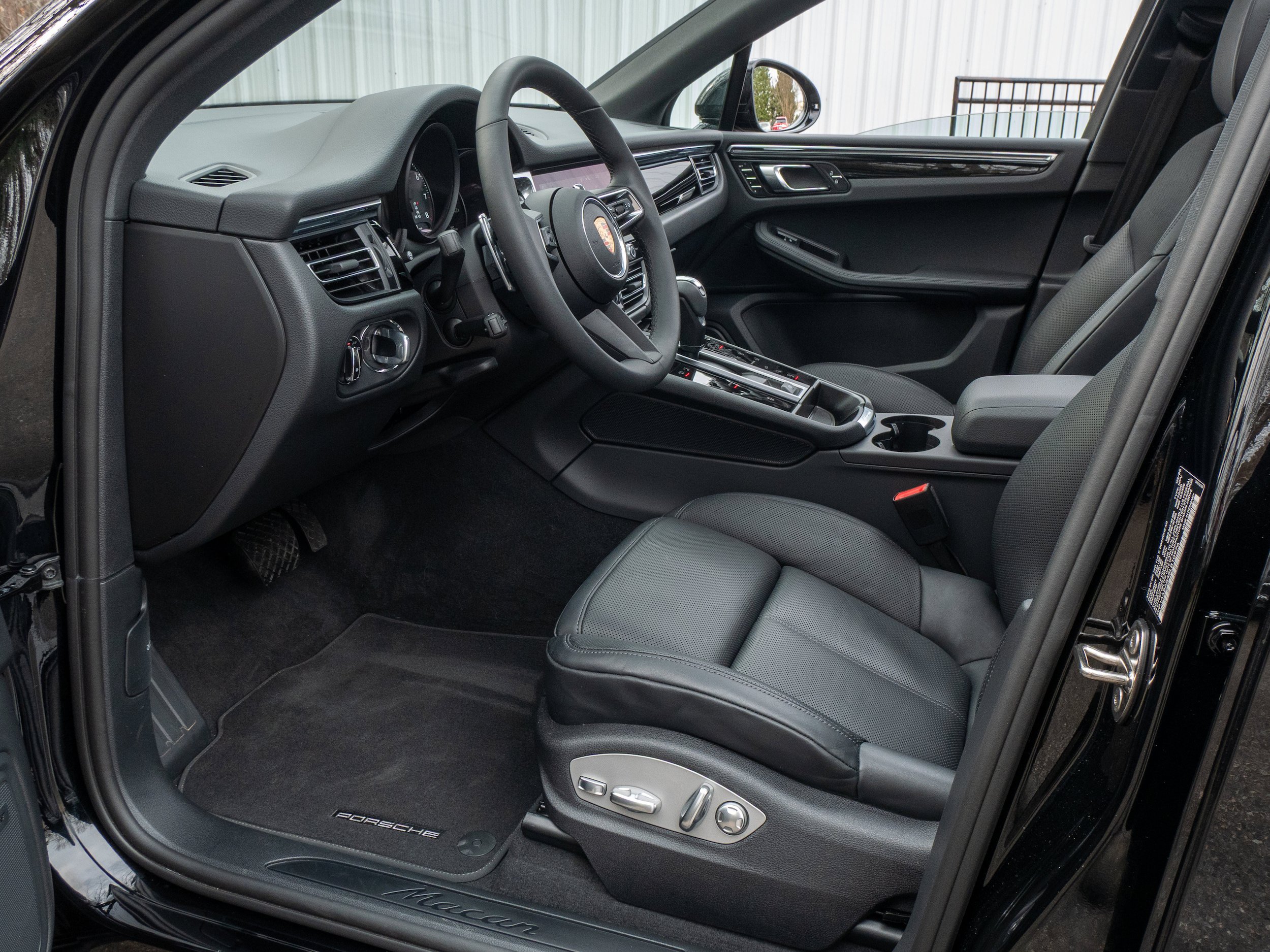 Certified 2025 Porsche Macan AWD/4WD image 4