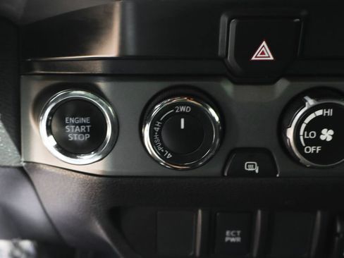 Used 2019 Toyota Tacoma TRD Sport AWD/4WD image 34