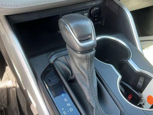 Used 2020 Toyota Highlander XLE image 19