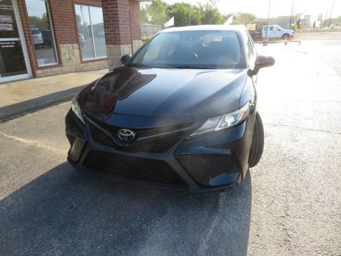 Used 2020 Toyota Camry SE FWD image 2