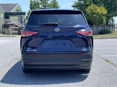 Used 2021 Toyota Sienna XLE w/ XLE Plus Package FWD image 7
