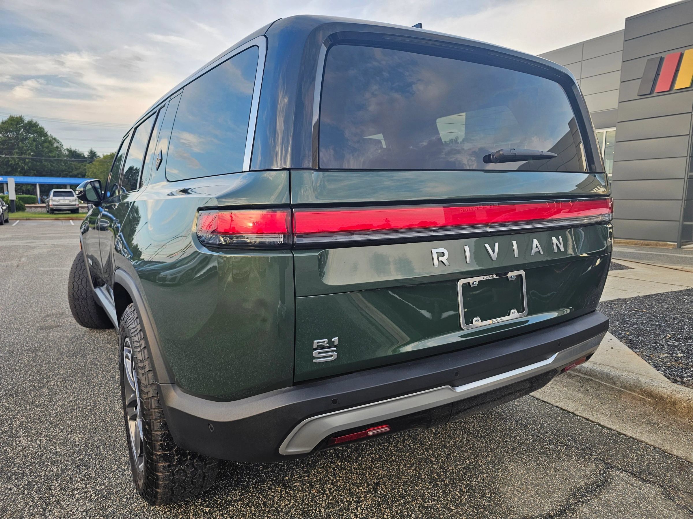 Used 2025 Rivian R1S Adventure Dual AWD/4WD image 3