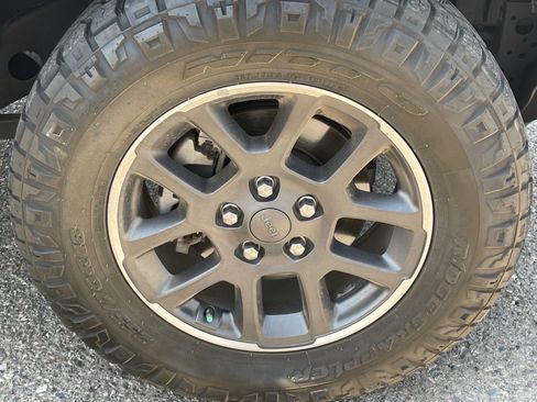 Used 2020 Jeep Gladiator Overland AWD/4WD image 8