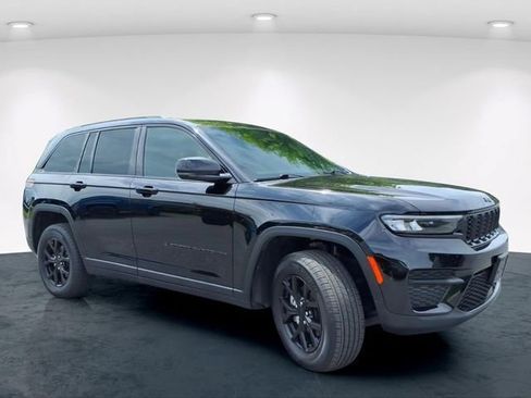 Used 2025 Jeep Grand Cherokee Altitude AWD/4WD image 5