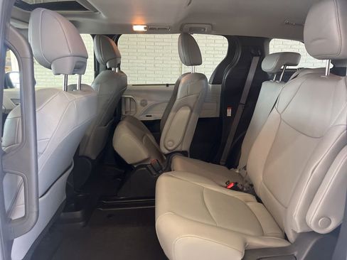 Used 2025 Toyota Sienna XLE w/ XLE Plus Package FWD image 12