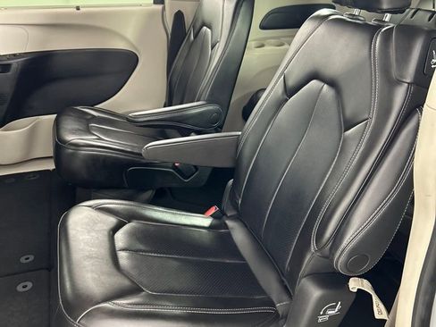 Used 2023 Chrysler Pacifica Touring-L FWD image 16