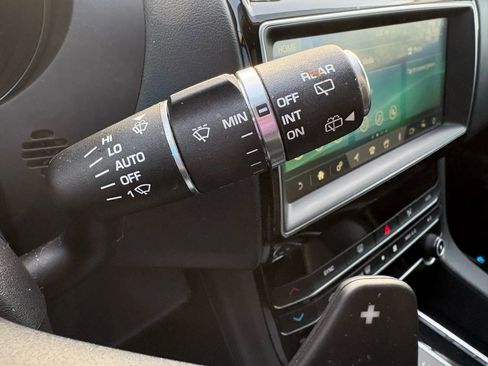 Used 2020 Jaguar F-PACE Premium image 26