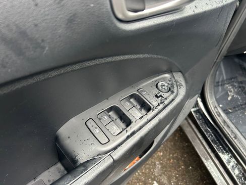 Used 2025 Hyundai Venue SEL image 23