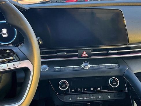 Used 2024 Hyundai Elantra Limited image 9