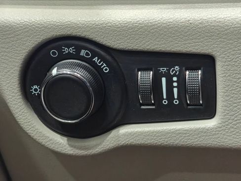 Used 2023 Chrysler Voyager LX FWD image 45