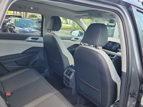Certified 2025 Volkswagen Taos SE FWD image 10