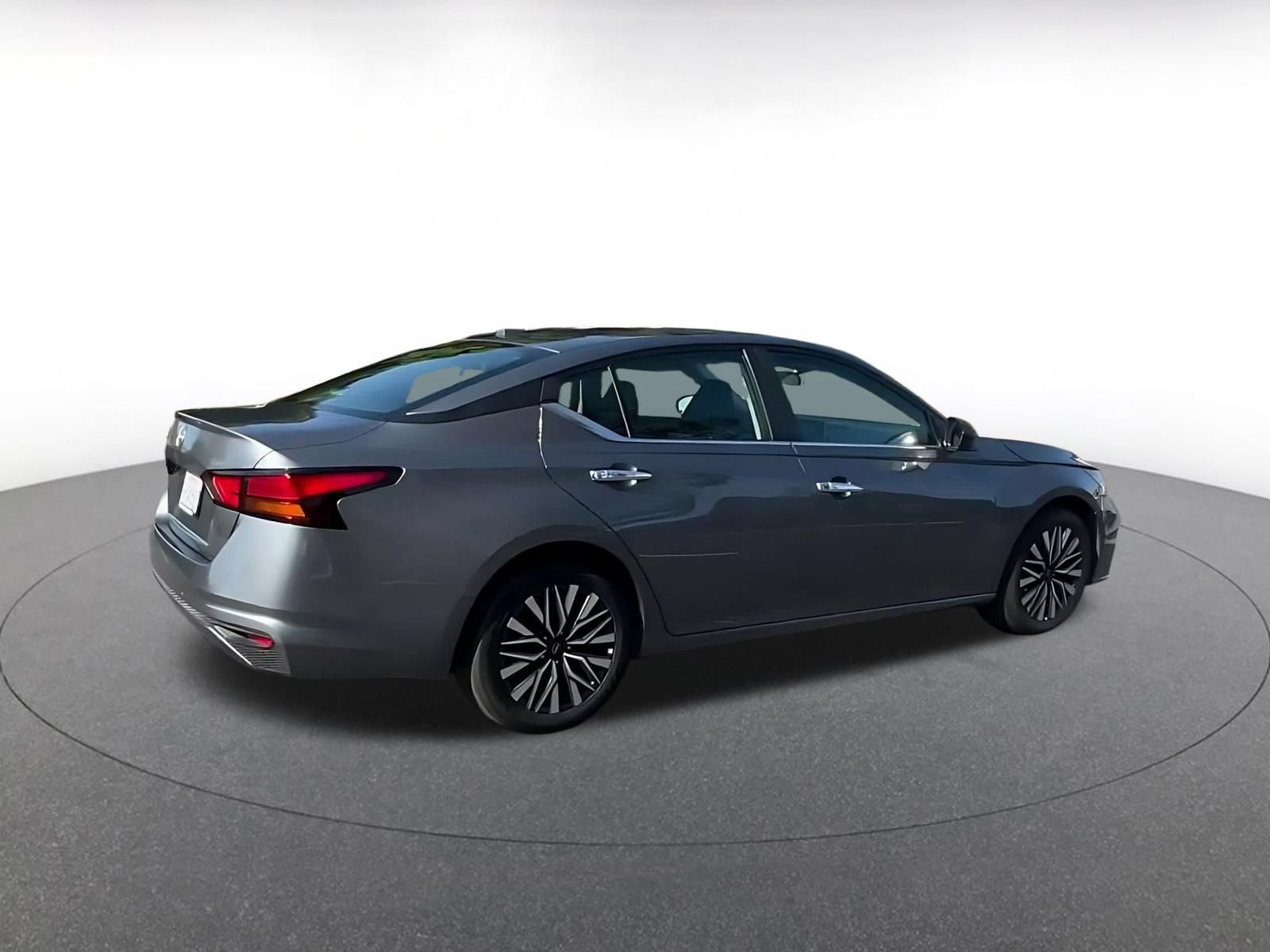 Used 2025 Nissan Altima 2.5 SV FWD image 14
