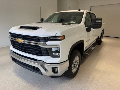 Used 2025 Chevrolet Silverado 2500 LT w/ Safety Package AWD/4WD image 3