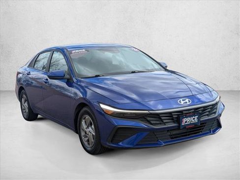 Used 2024 Hyundai Elantra SE FWD image 3