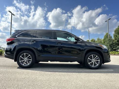 Used 2019 Toyota Highlander XLE AWD/4WD image 3