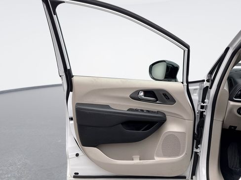 Used 2024 Chrysler Pacifica Touring-L w/ Road Tripper Package image 9