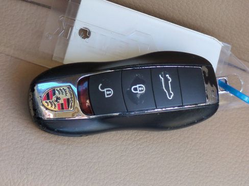 Used 2017 Porsche Cayenne Platinum Edition image 34