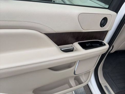 Used 2019 Lincoln Navigator Reserve AWD/4WD image 12