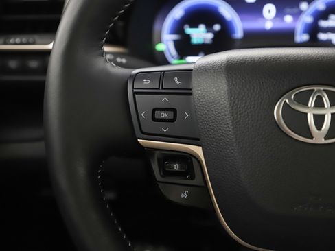 Used 2025 Toyota Crown Signia w/ Advanced Technology Package image 27