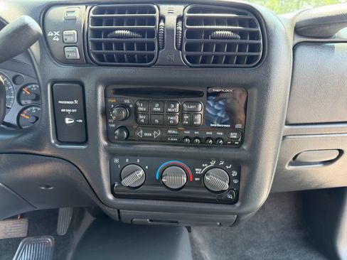 Used 1998 Chevrolet S10 Pickup LS w/ Preferred Equipment Group AWD/4WD image 19